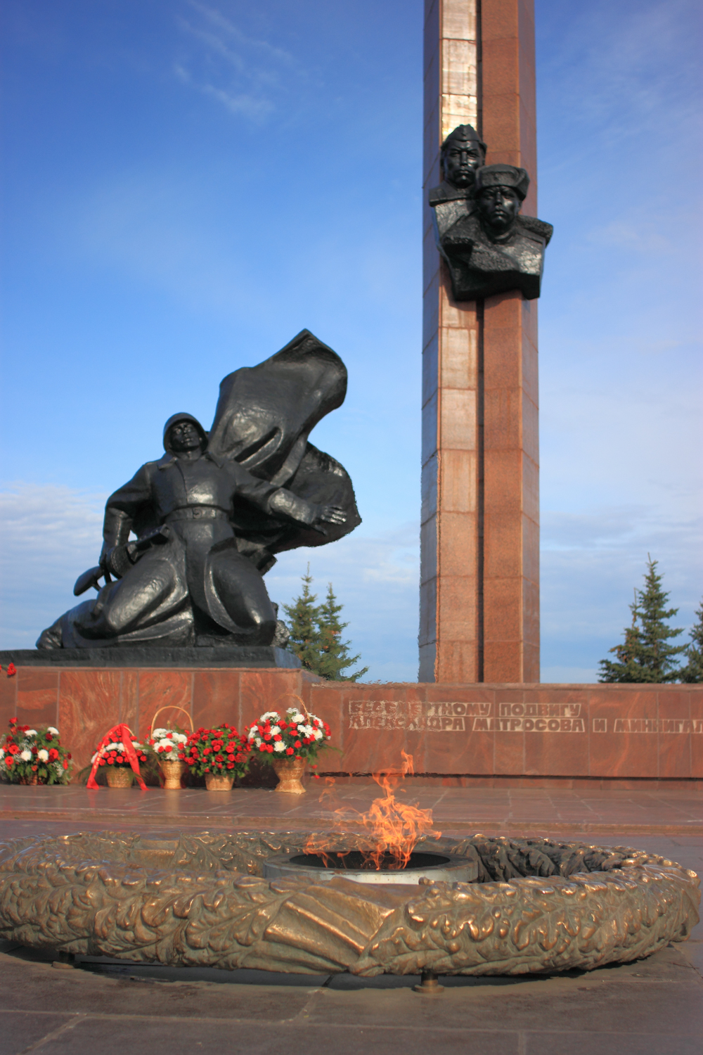 Памятник Миннигали Губайдуллину и Александру Матросову